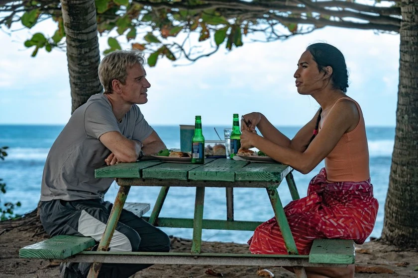 Michael Fassbender y Kaimana en el-peor-equipo-del-mundo