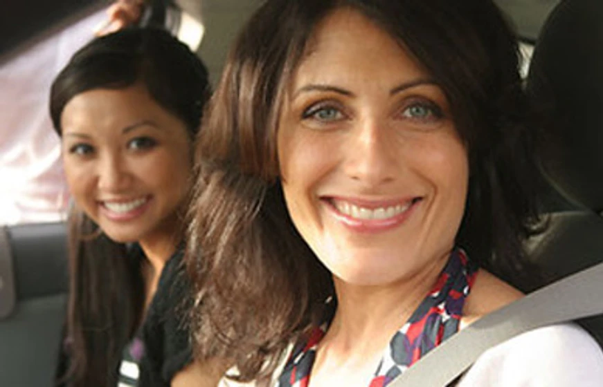 Brenda Song y Lisa Edelstein en entrega-especial