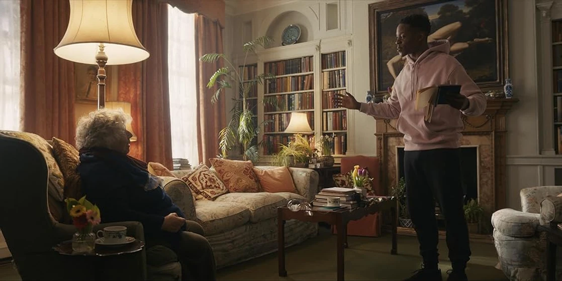 Miriam Margolyes y Alistair Nwachukwu en a-friend-of-dorothy