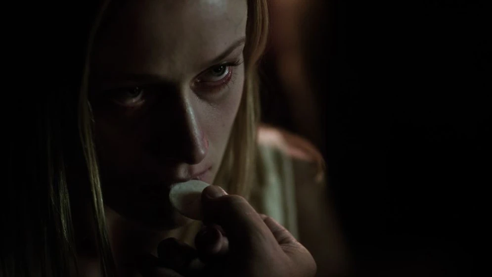 Olivia Taylor Dudley en exorcismo-en-el-vaticano