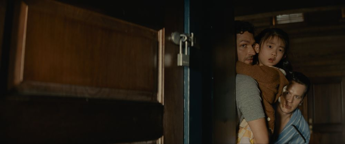 Jonathan Groff, Ben Aldridge y Kristen Cui en Llaman a la Puerta