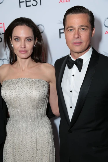 Brad Pitt y Angelina Jolie en frente-al-mar