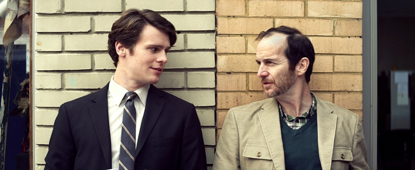 Denis O'Hare y Jonathan Groff en C.O.G.
