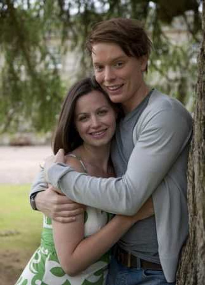 Freddie Fox y Rebecca Night en Sombras del Amor