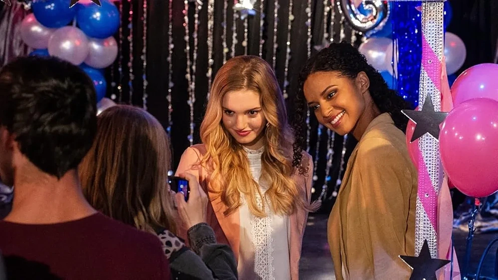 Kaitlyn Bernard y Milcania Diaz-Rojas en la-reina-asesina-del-baile