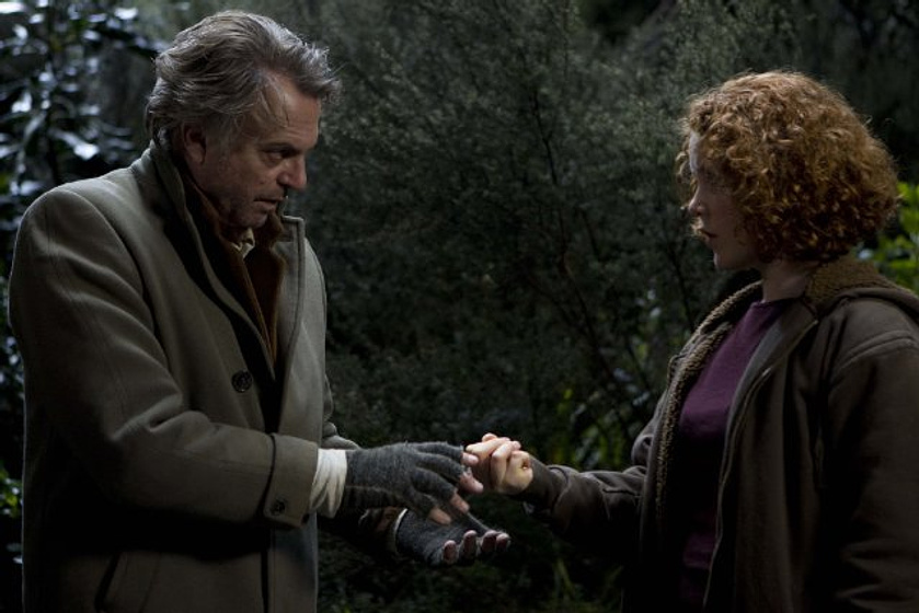 Sam Neill y Sophie McBride en Under the Mountain