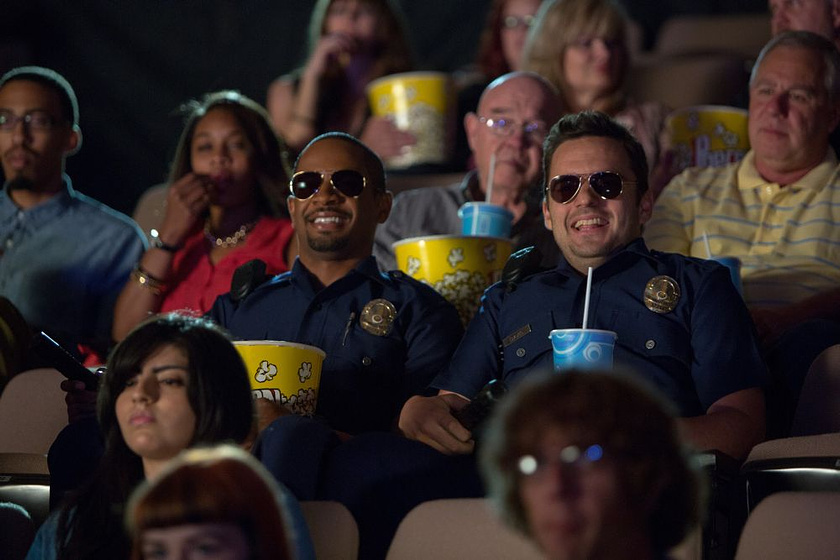 Jake Johnson y Damon Wayans Jr. en Vamos de Polis