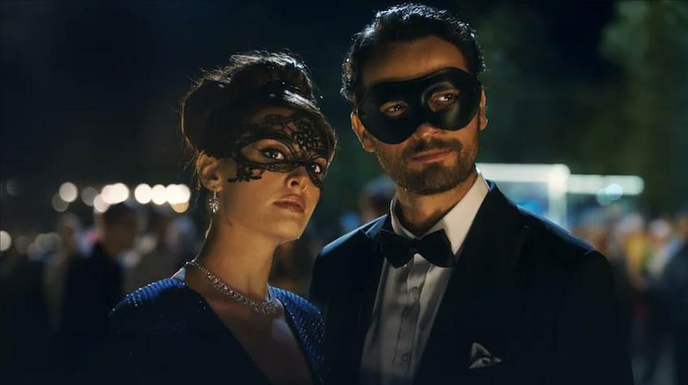 Birkan Sokullu y Esra Bilgiç en Un Ladrón Romántico
