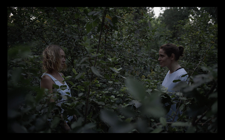 Angeliki Papoulia y Hannah Sims en Voices in Deep