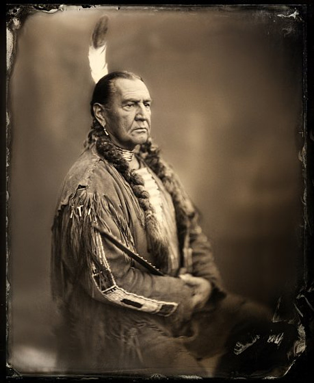 August Schellenberg en Enterrad mi Corazón en Wounded Knee