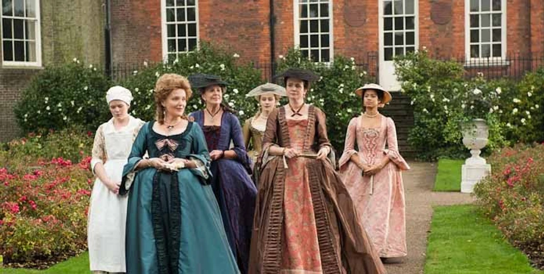 Emily Watson, Miranda Richardson, Penelope Wilton, Gugu Mbatha-Raw y Sarah Gadon en belle-1973