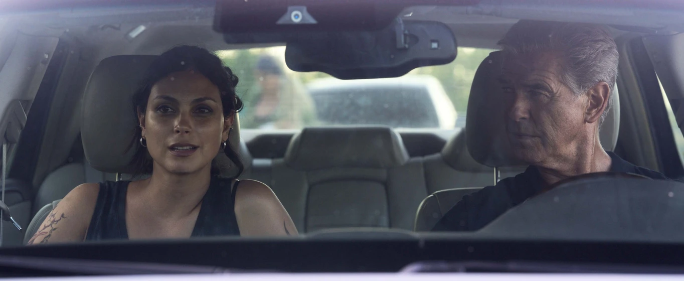 Pierce Brosnan y Morena Baccarin en fast-charlie