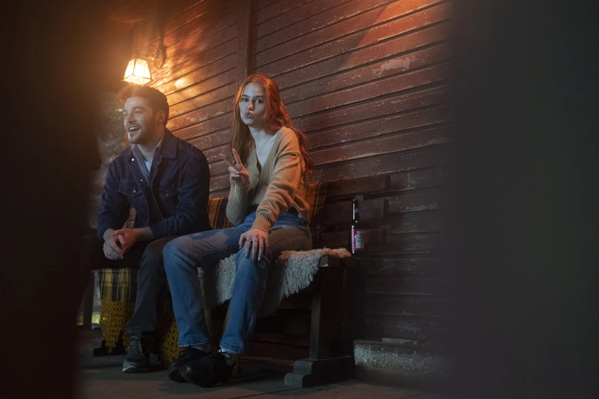 Madelaine Petsch y Froy Gutierrez en strangers-capitulo-1