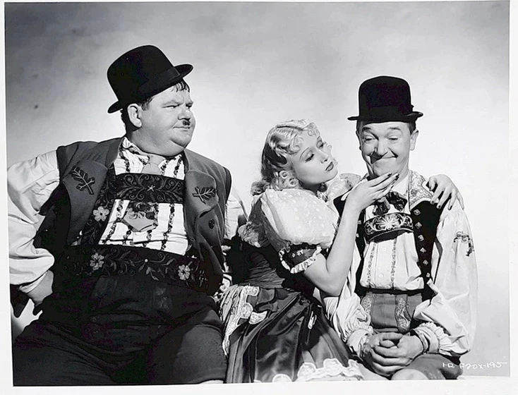Stan Laurel, Oliver Hardy y Grete Natzler en quesos-y-besos