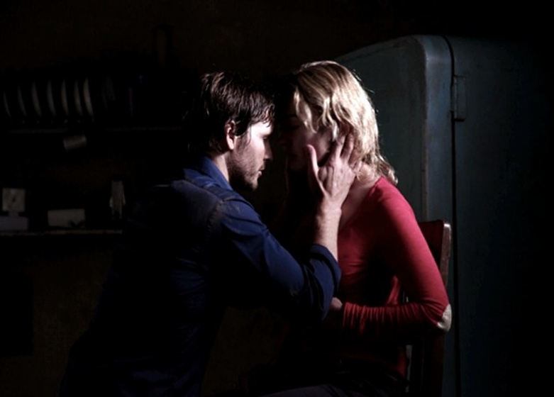 Peter Facinelli y Sophia Myles en The Damned