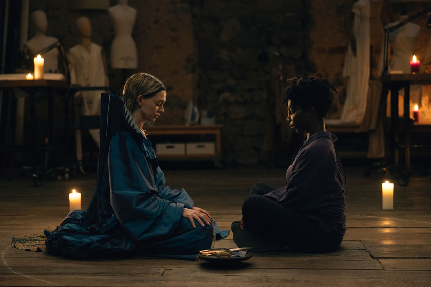 Anne Hathaway y Michaela Coel en mother-mary