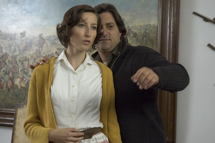 Eno Milkani y Edita Frantesová en The Sorrow of Mrs. Schneider