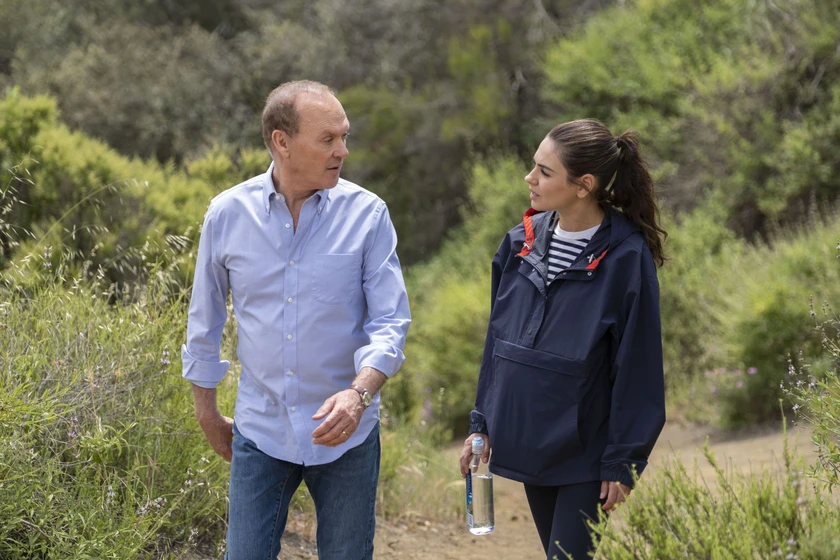 Michael Keaton y Mila Kunis en con-el-agua-al-cuello-2024