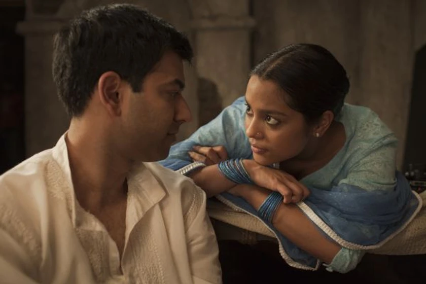 Shahana Goswami y Zaib Shaikh en hijos-de-la-medianoche