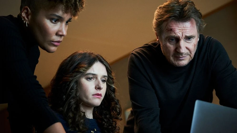Liam Neeson, Yael Stone y Emmy Raver-Lampman en el-mediador