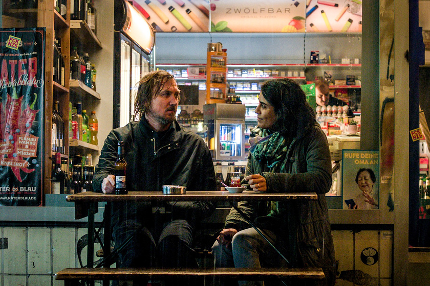 Lars Eidinger y Tala Al Deen en The Light