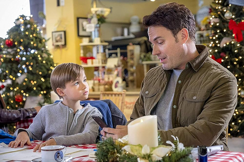 David Haydn-Jones y Liam Hughes en Navidad en la Casa Bramble