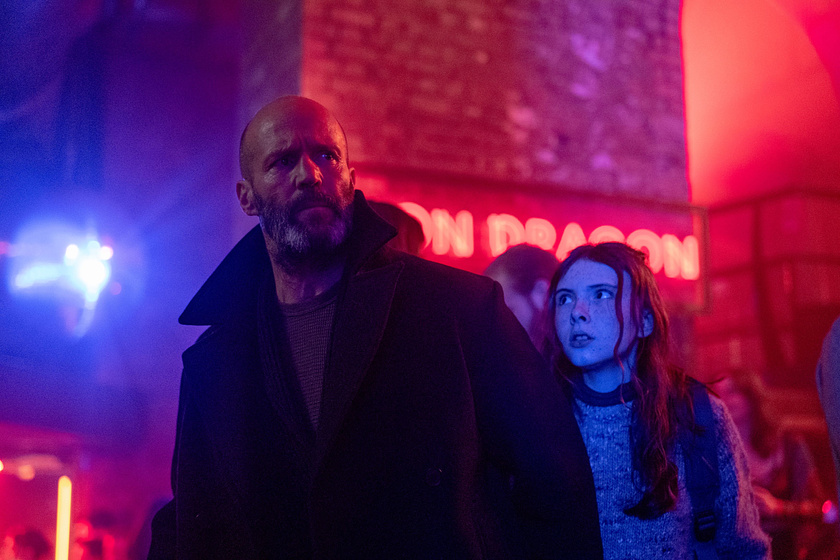 Jason Statham y Bodhi Rae Breathnach en shelter-el-protector