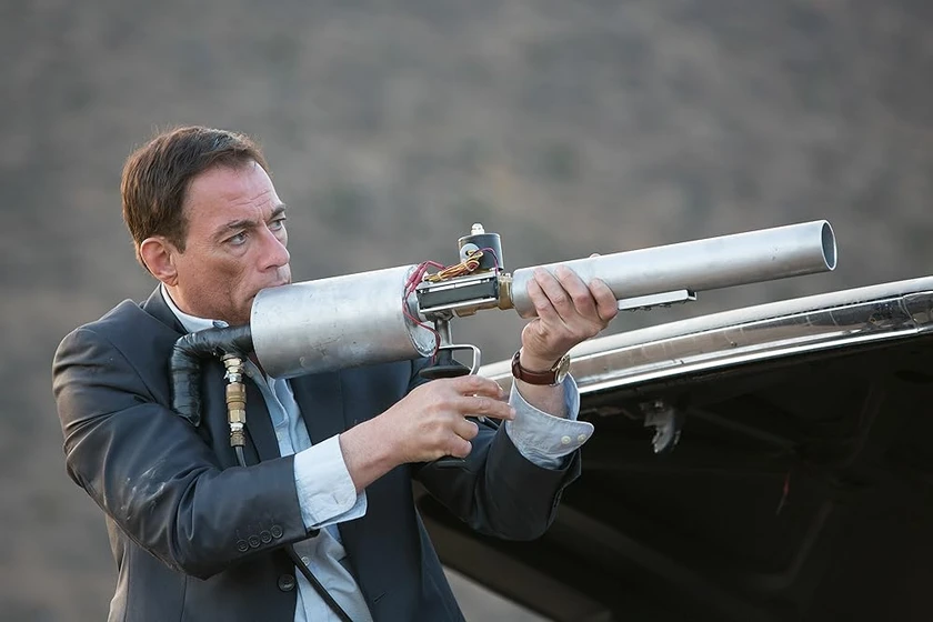 Jean-Claude Van Damme en desierto-rojo