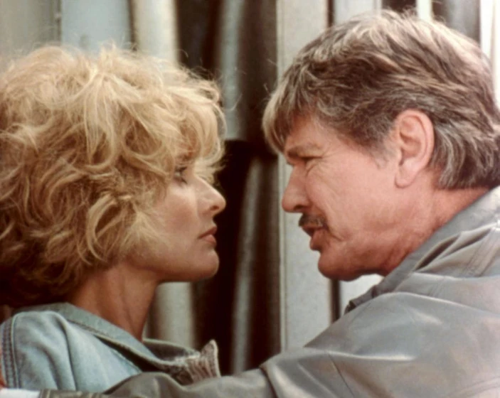 Charles Bronson y Jill Ireland en el-guardaespaldas-de-la-primera-dama