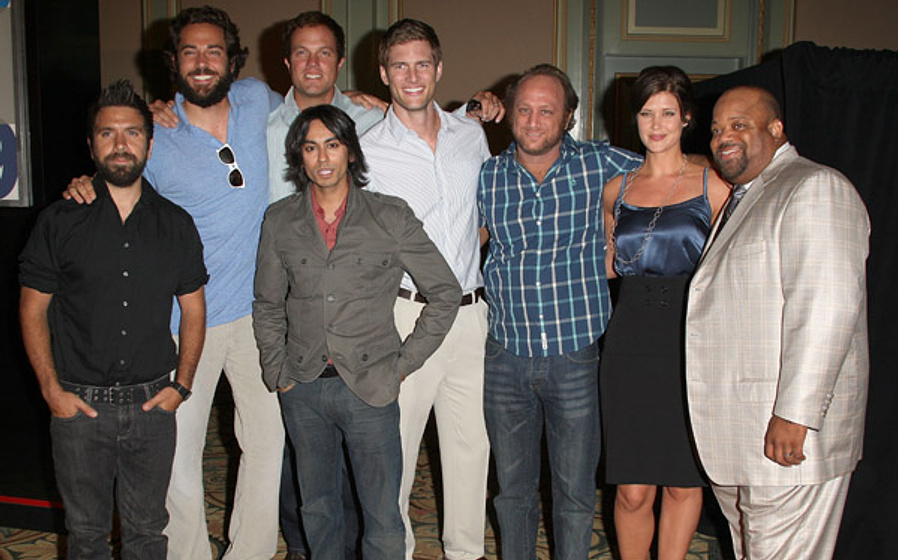 Adam Baldwin, Vik Sahay, Mark Christopher Lawrence, Sarah Lancaster, Joshua Gomez, Scott Krinsky y Ryan McPartlin en Chuck