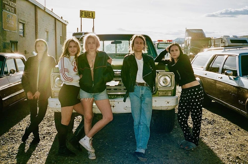 Olivia Luccardi, Owen Campbell, Sam Quartin, Eden Brolin y Virginia Rand en candy-land