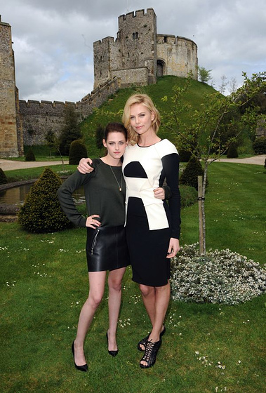 Charlize Theron y Kristen Stewart en Blancanieves y la leyenda del cazador (Mayo 2012)