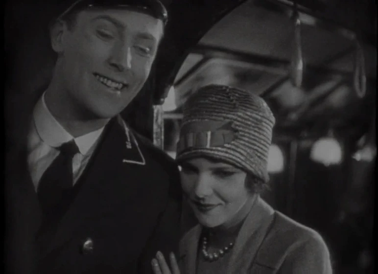 Brian Aherne y Elissa Landi en underground-1928