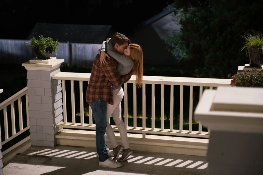 Bella Thorne y Patrick Schwarzenegger en amor-a-medianoche