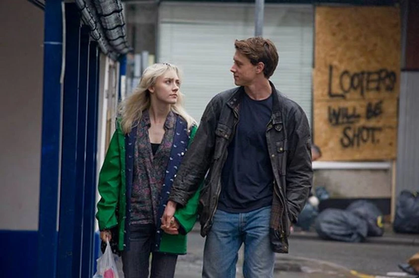 Saoirse Ronan y Tom Holland en mi-vida-ahora