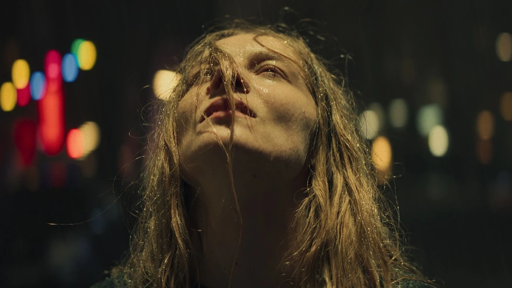Lilith Stangenberg en dying