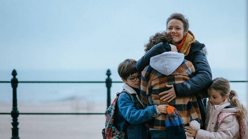 Eliott Furic, Nina De Tonquedec, Agnès Ramy y Agnès Ramy en Menos Mal Que Nos Tenemos