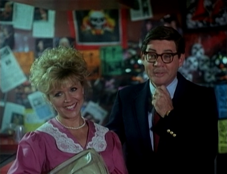 Arlene Golonka y Jim Hackett en Dr. Alien