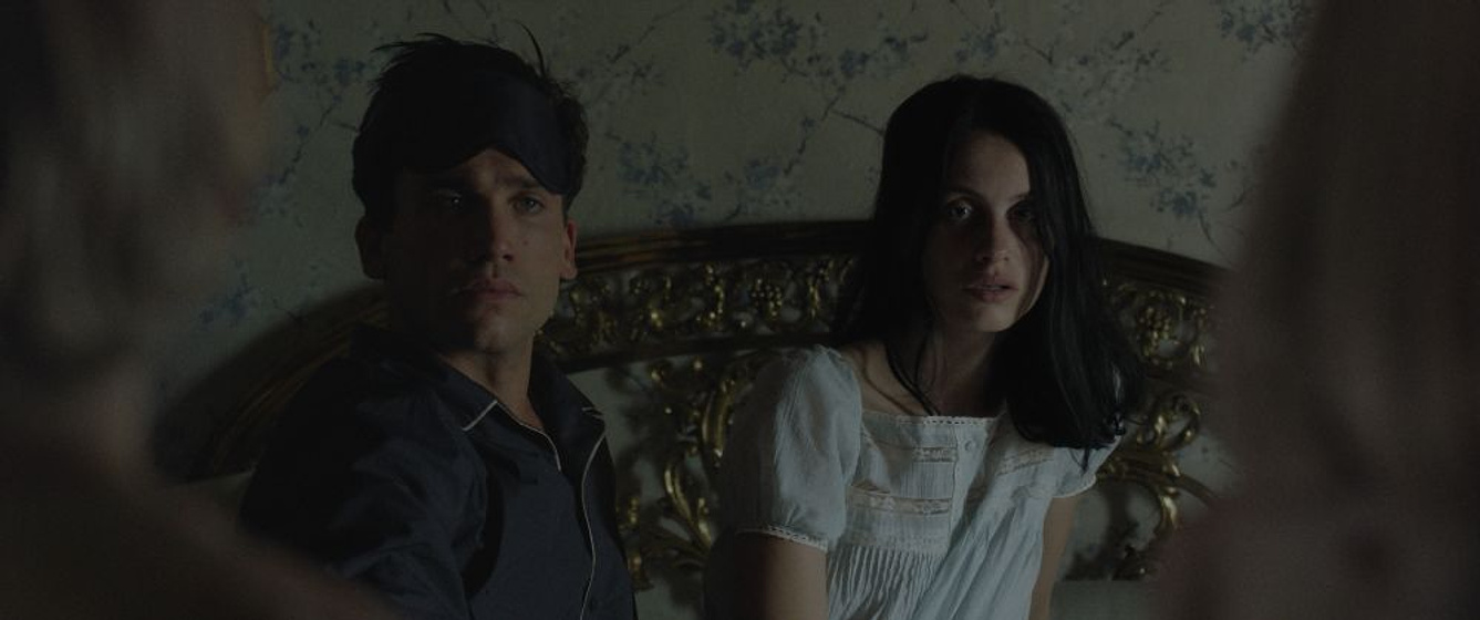 Jaime Lorente y Milena Smit en Tin & Tina