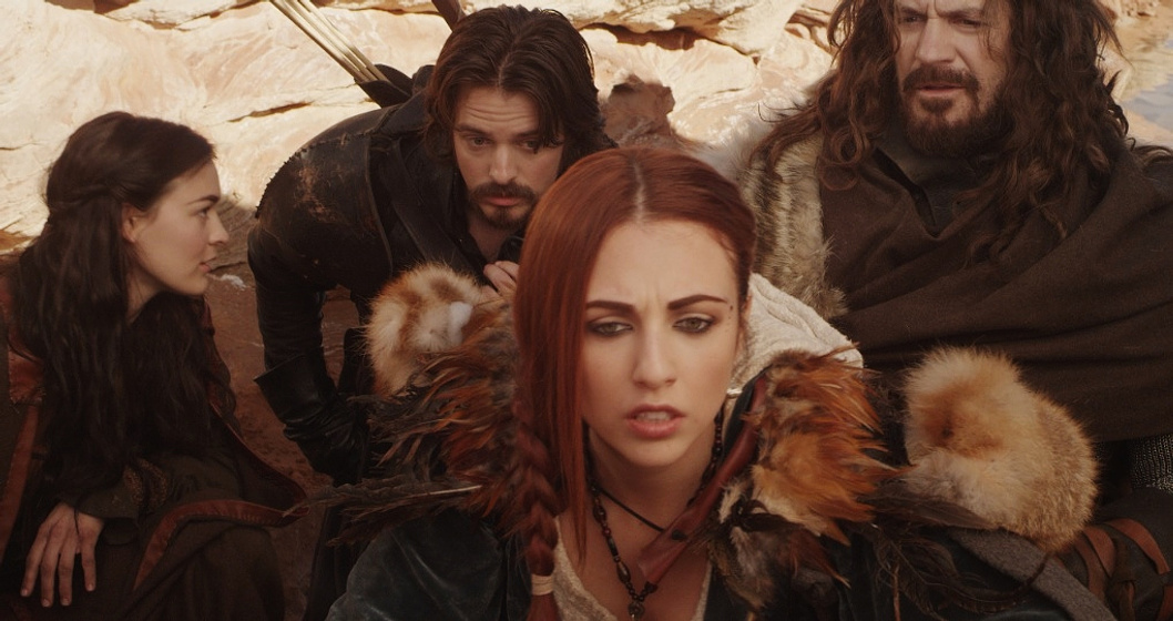 Adam Johnson, Jake Stormoen, Melanie Stone y Nicola Posener en mythica-una-proeza-heroica