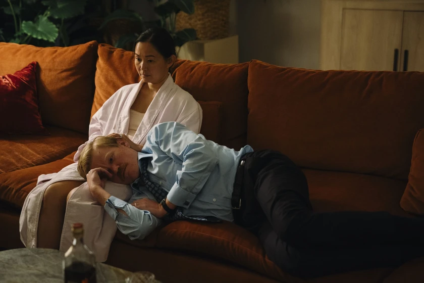 Jesse Plemons y Hong Chau en Kinds of Kindness