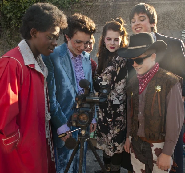 Ferdia Walsh-Peelo, Mark McKenna y Percy Chamburuka en sing-street