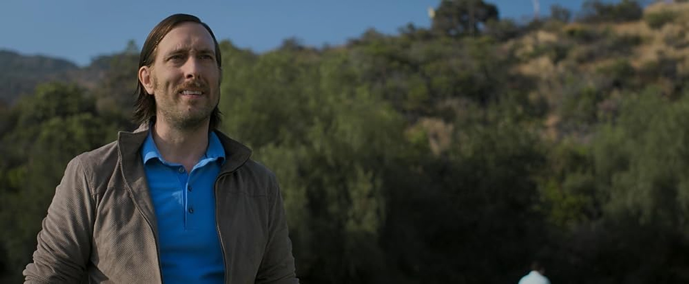 Timm Sharp en handsome-una-pelicula-de-misterio-de-netflix