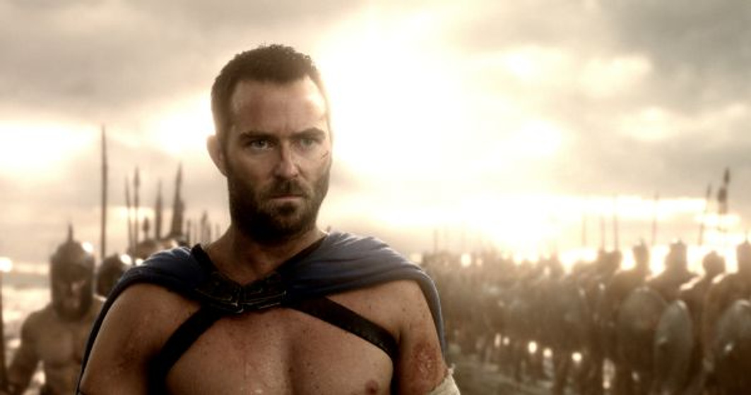 Sullivan Stapleton en 300: El Origen de un Imperio