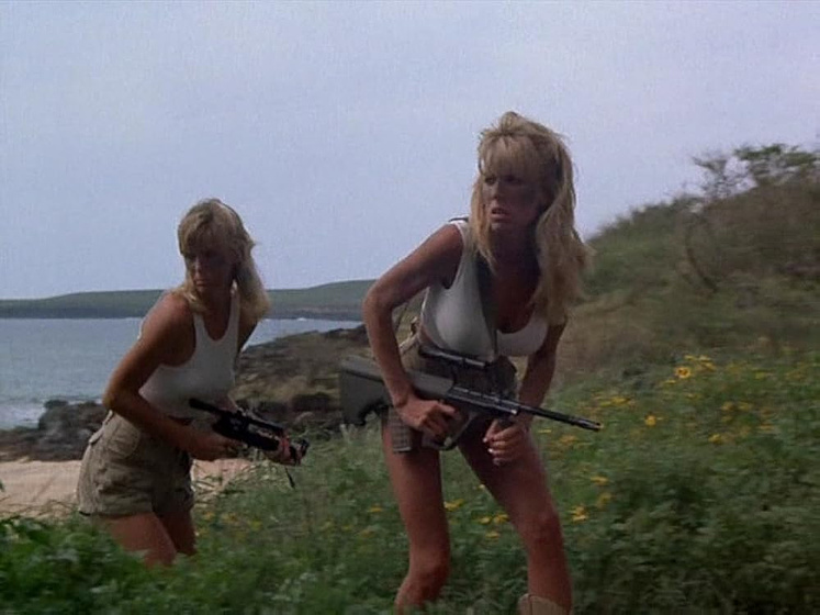 Hope Marie Carlton y Dona Speir en Savage Beach