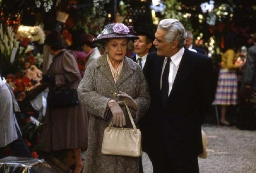 Omar Sharif y Angela Lansbury en la-senora-harris-va-a-paris