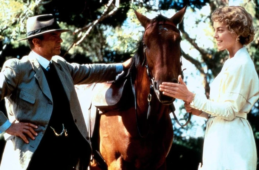 Sam Neill y Greta Scacchi en country-life