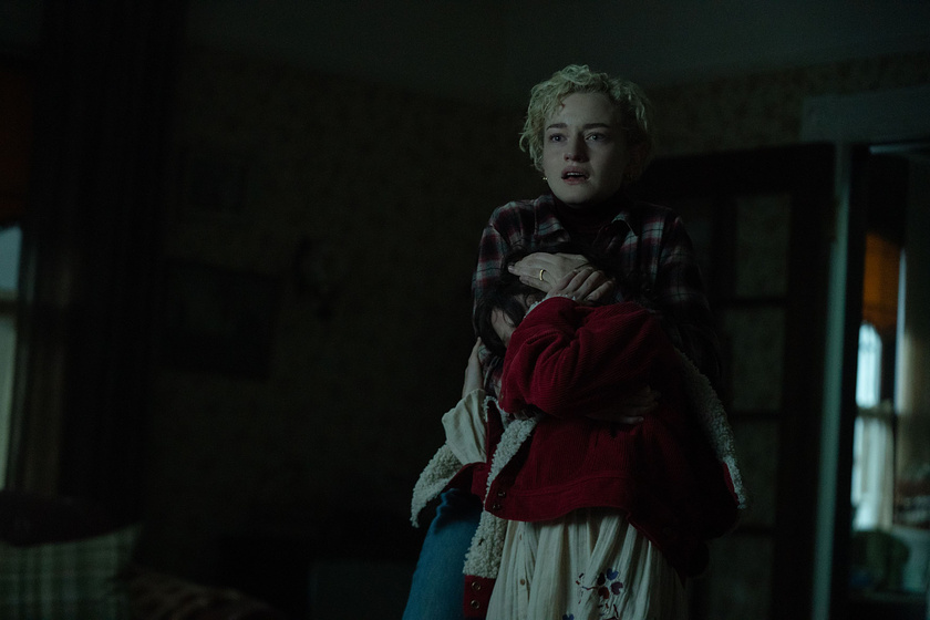 Julia Garner y Matilda Firth en Hombre Lobo