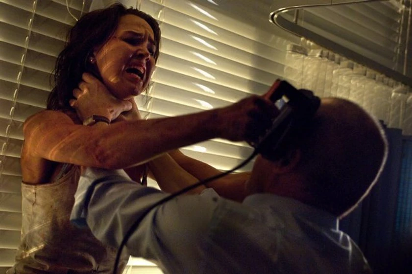 Arielle Kebbel en freakdog-red-mist
