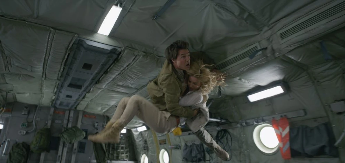 Tom Cruise y Annabelle Wallis en La Momia